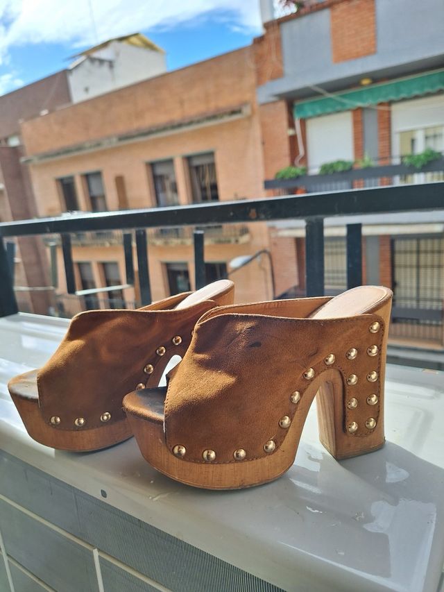 Zuecos de madera con tachuelas