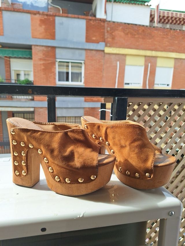 Zuecos de madera con tachuelas