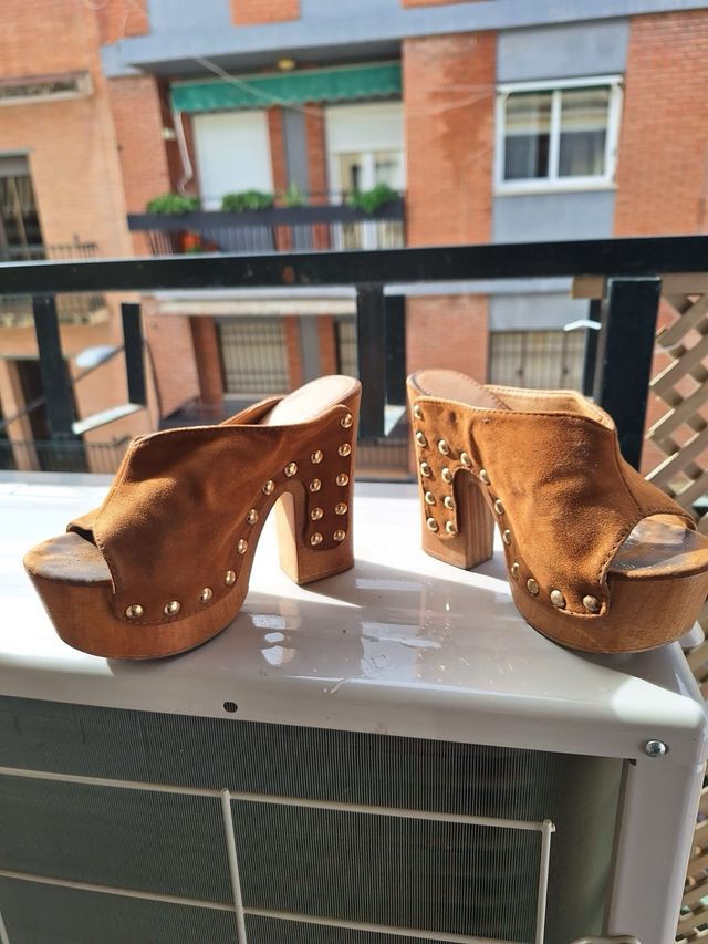 Zuecos de madera con tachuelas