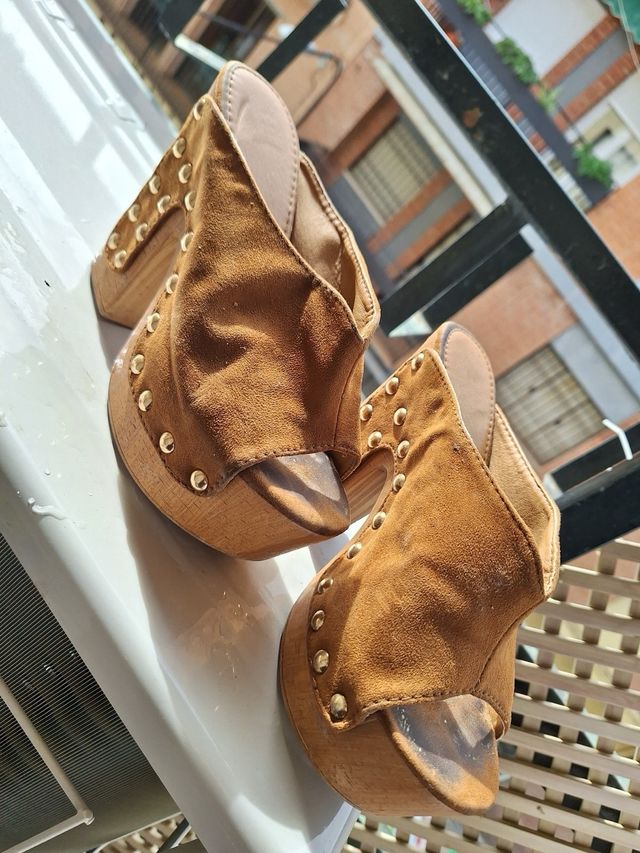 Zuecos de madera con tachuelas