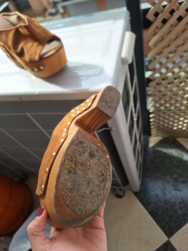 Zuecos de madera con tachuelas
