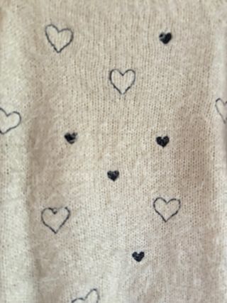 Maglioncino panna con cuori neri