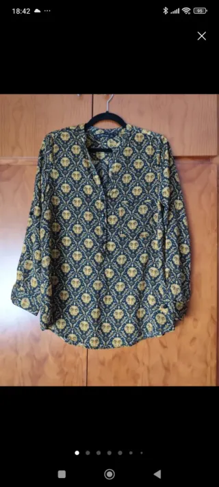 Blusa estampada negra y dorada. Zara