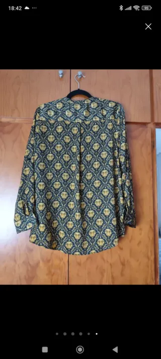Blusa estampada negra y dorada. Zara