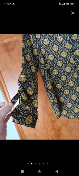 Blusa estampada negra y dorada. Zara