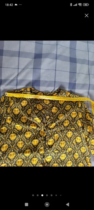 Blusa estampada negra y dorada. Zara