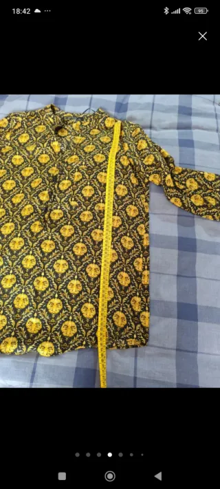 Blusa estampada negra y dorada. Zara