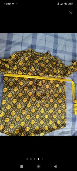 Blusa estampada negra y dorada. Zara