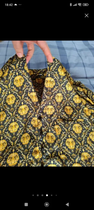 Blusa estampada negra y dorada. Zara