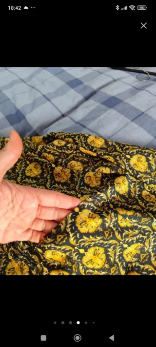 Blusa estampada negra y dorada. Zara