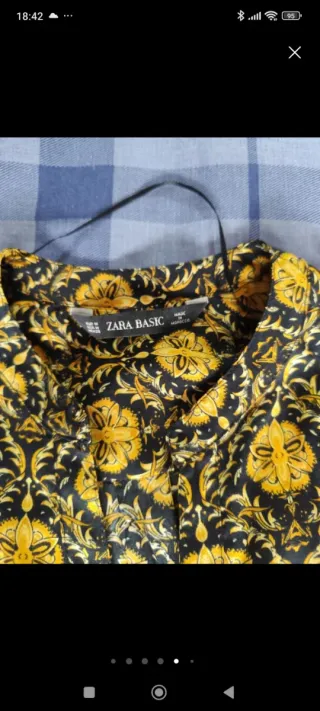 Blusa estampada negra y dorada. Zara