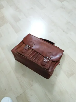 Cartera-maletín de cuero.