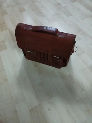 Cartera-maletín de cuero.