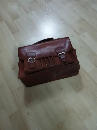 Cartera-maletín de cuero.