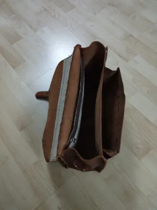 Cartera-maletín de cuero.