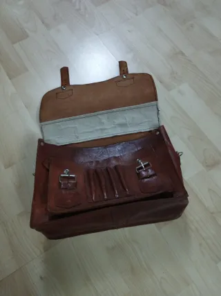 Cartera-maletín de cuero.