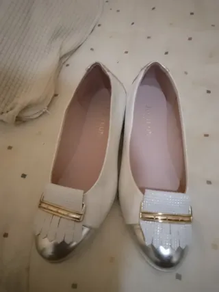 Manoletinas blancas y plateadas número 38 las 5 ve