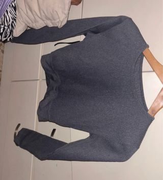 Camiseta gris con líneas