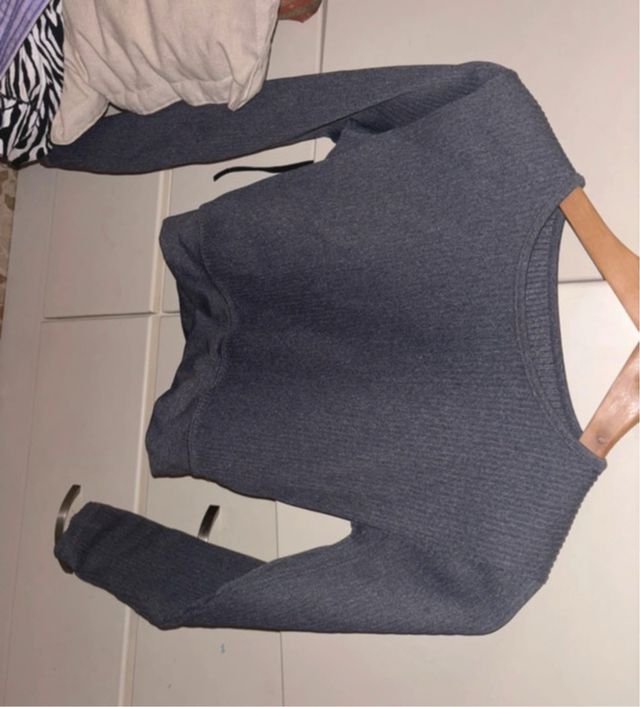 Camiseta gris con líneas