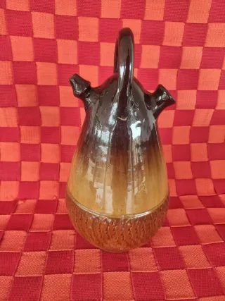 Botijo marrón y dorado