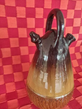 Botijo marrón y dorado