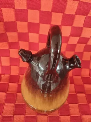 Botijo marrón y dorado