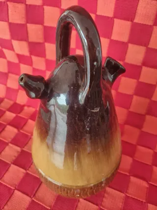 Botijo marrón y dorado
