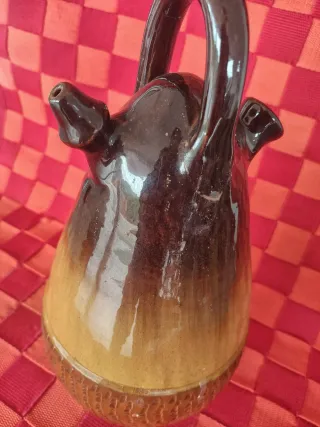 Botijo marrón y dorado