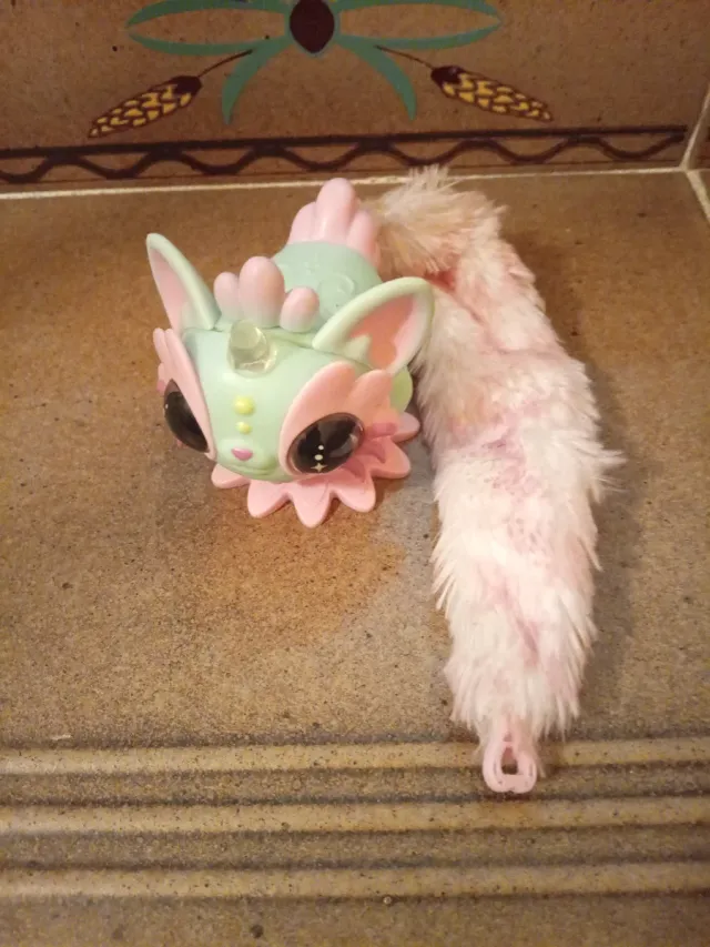 Muñeco interactivo de peluche rosa y verde