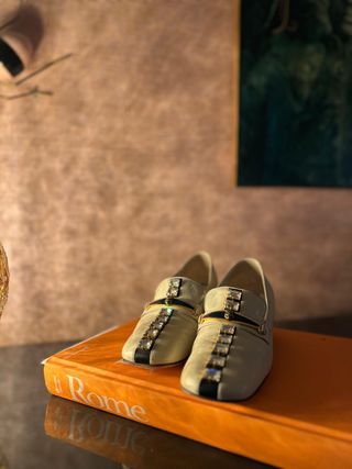 Zapatos Beige y Dorados con Pedrería