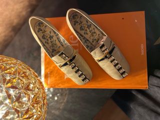 Zapatos Beige y Dorados con Pedrería