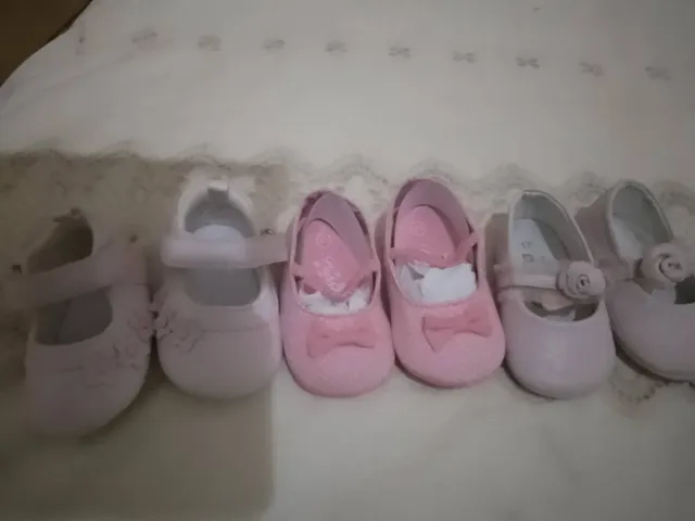 Zapatitos de bebé talla 15 16  los vendo por 5 son