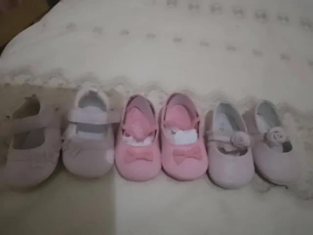 Zapatitos de bebé talla 15 16  los vendo por 5 son