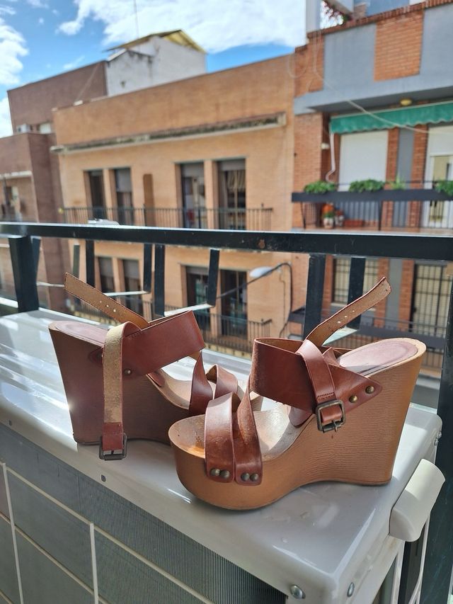 Sandalias de cuña marrones