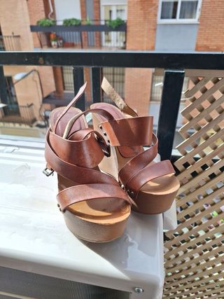 Sandalias de cuña marrones