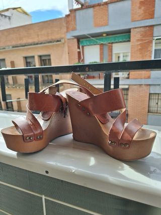 Sandalias de cuña marrones