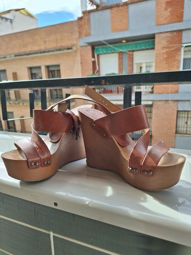 Sandalias de cuña marrones