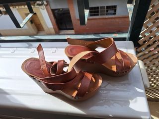 Sandalias de cuña marrones