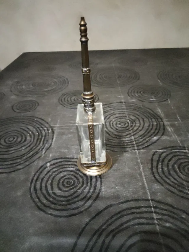 Antiguo perfumero de cristal y metal