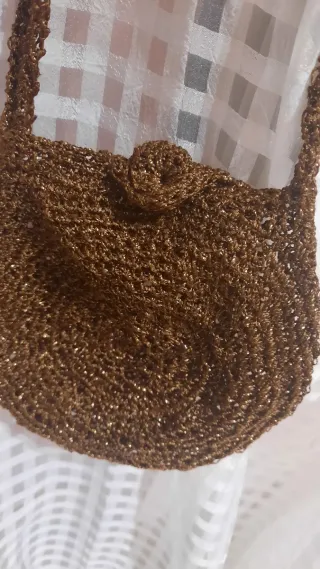 Bolso de fiesta marrón y dorado