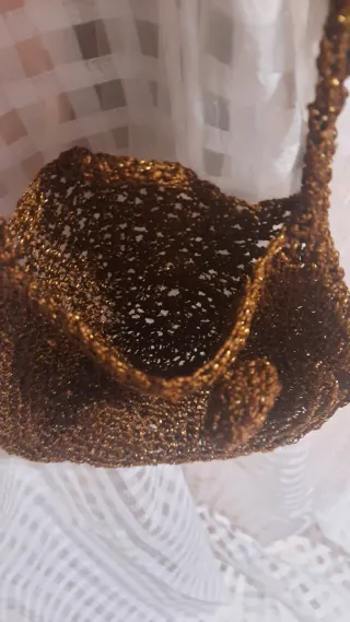 Bolso de fiesta marrón y dorado