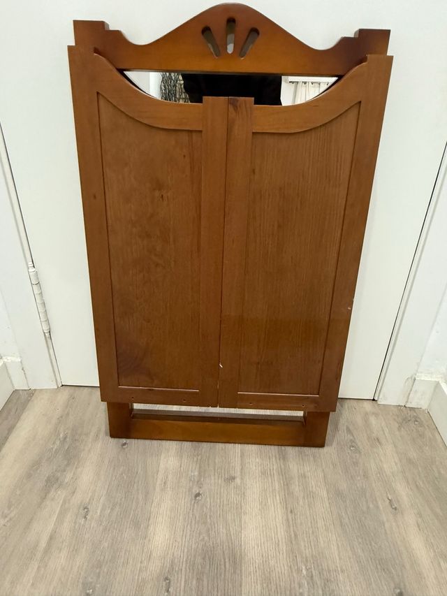 Espejo de madera con marco decorativo