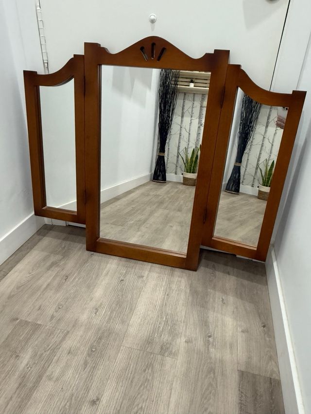 Espejo de madera con marco decorativo