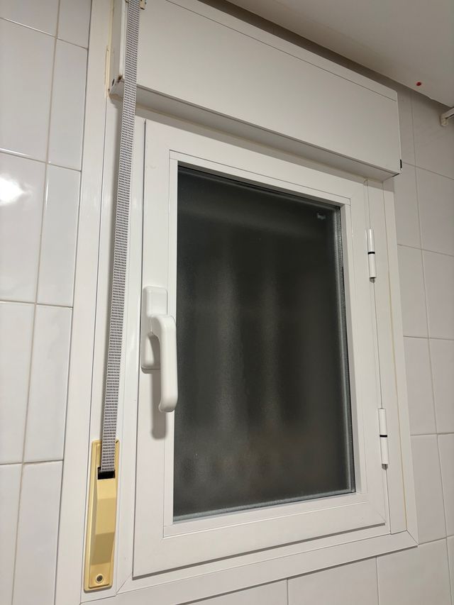 Ventana aluminio con persiana y mosquitera