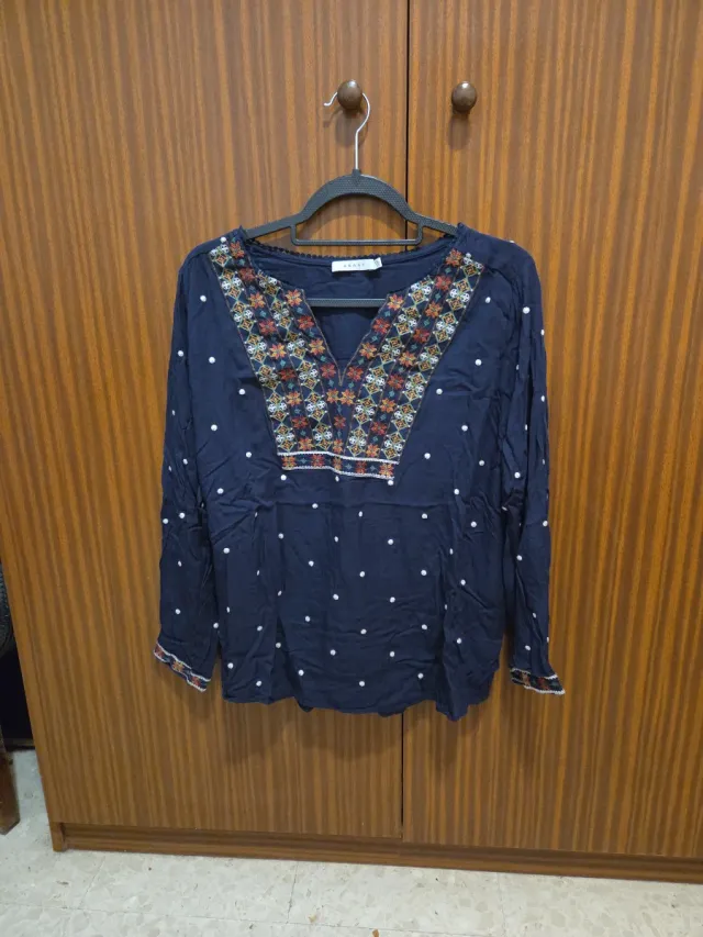 Blusa azul com bordado e bolinhas