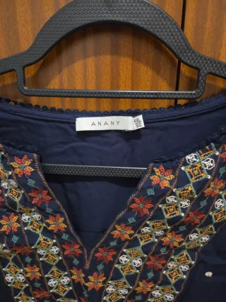 Blusa azul con bordado y lunares