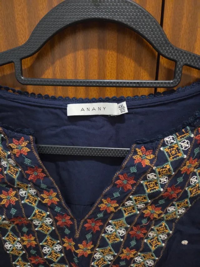 Blusa azul com bordado e bolinhas