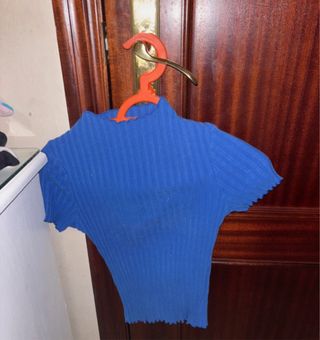 Camiseta azul de cuello alto