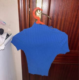 Camiseta azul de cuello alto