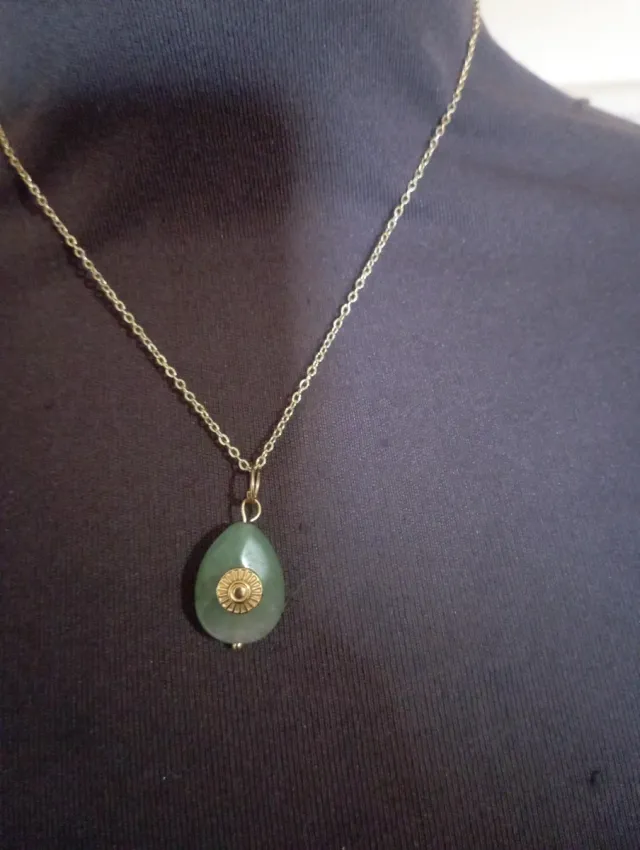 Collana acciaio dorato con goccia giada verde.